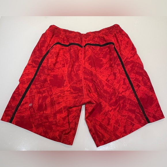 Men’s Lululemon Pace Breaker 9” Lined Red Patterned Shorts - Picture 9 of 14